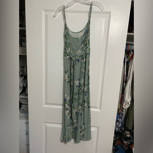 Flynn Skye Hazel Floral dress with slit size Large EUC - Picture 5 of 9